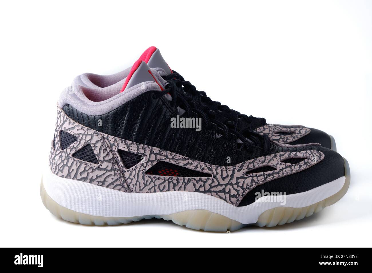 Zapatillas de lona con combinación de colores de cemento negro bajo Nike  Air Jordan 11 Referee aislado sobre blanco Fotografía de stock - Alamy