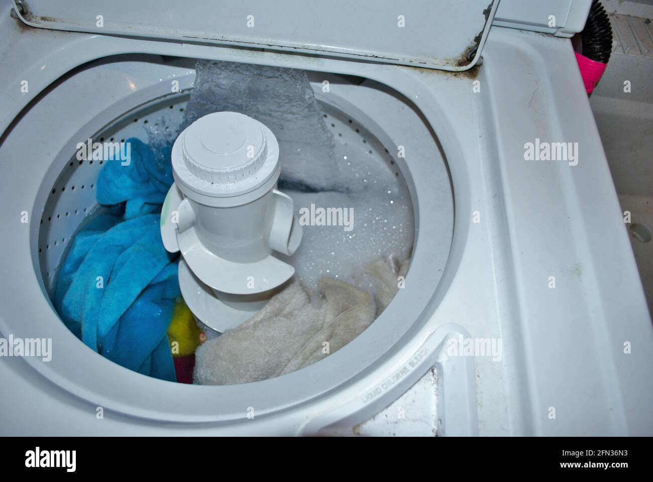 carga de toallas sucias en una lavadora llena de agua Fotografía de stock -  Alamy