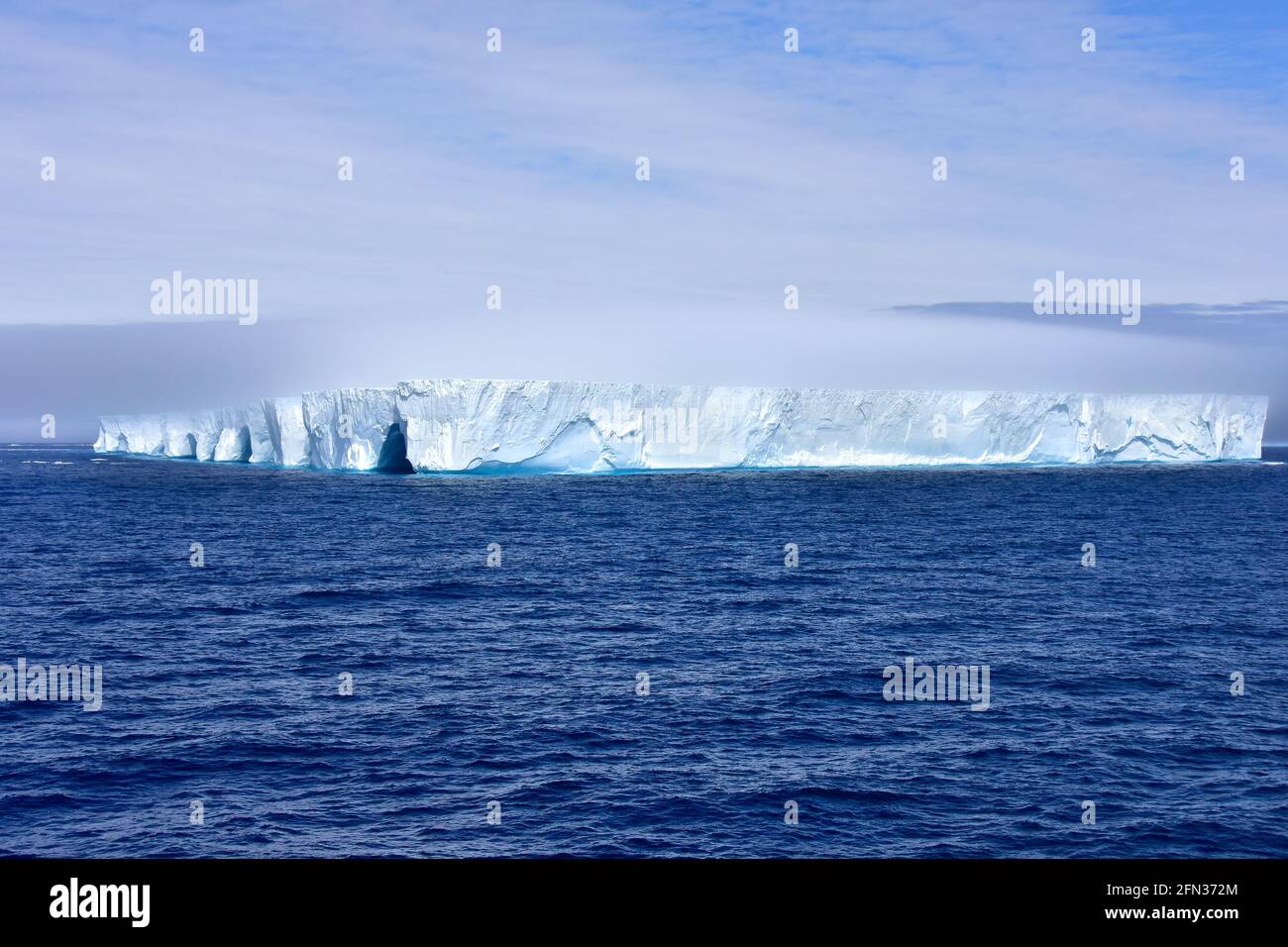 Gran iceberg azul flotando en la bahía del Almirantazgo, Antártida. Foto de stock
