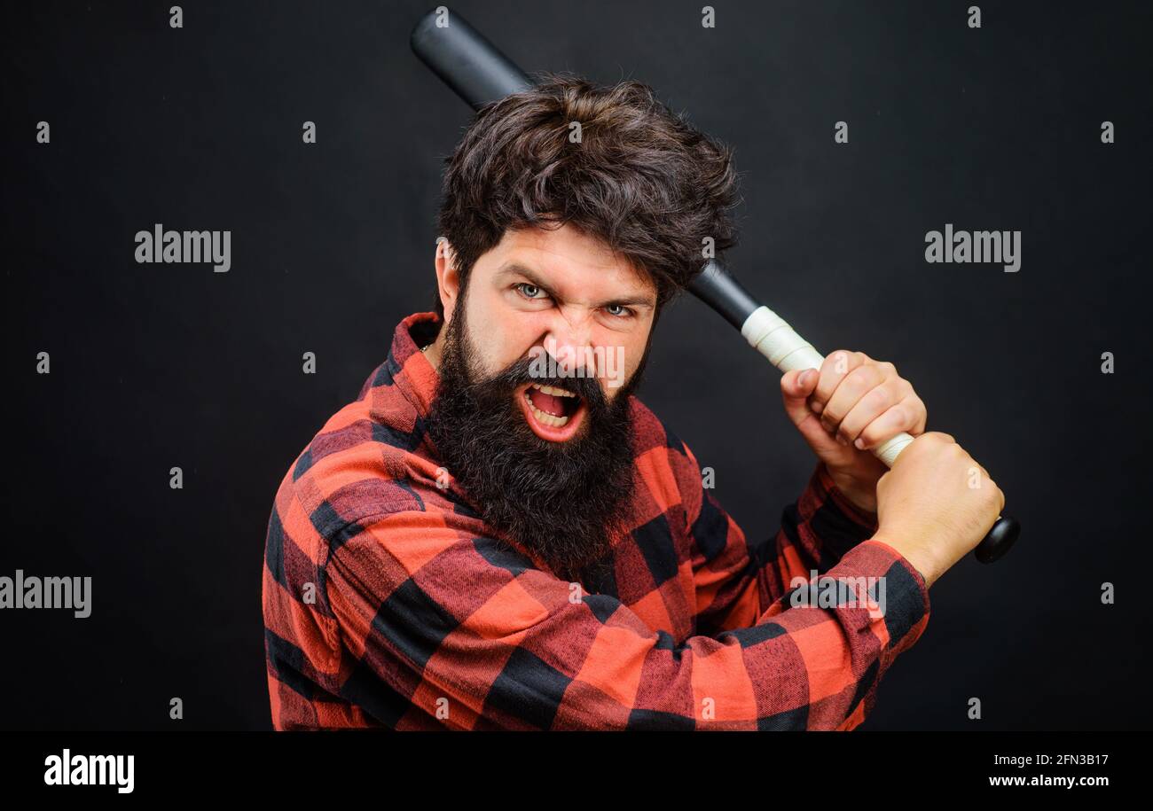 Hombre barbudo enojado con bate de béisbol. Equipo deportivo. Jugador profesional de béisbol. Foto de stock