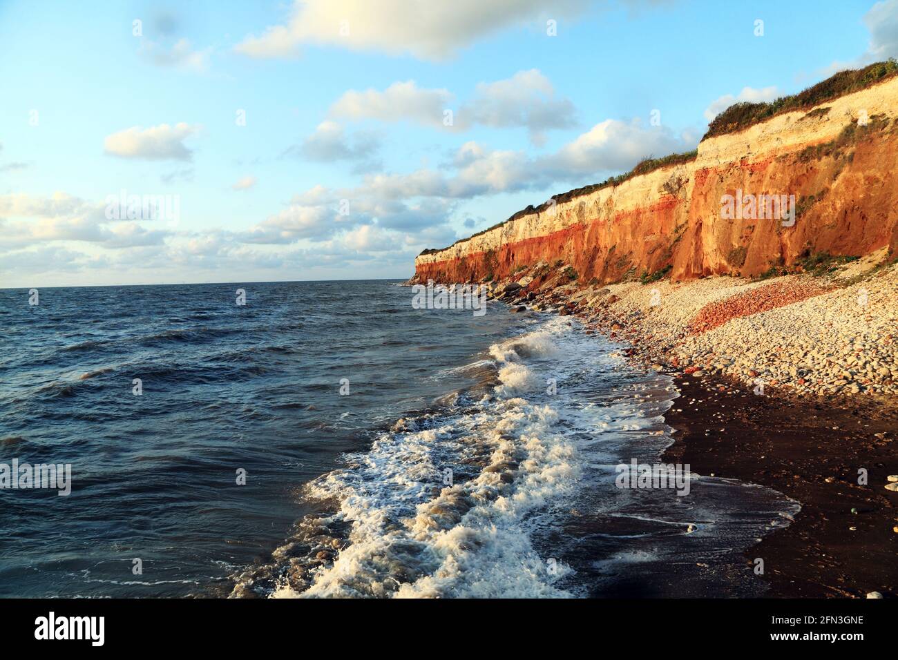 Hunstanton Cliffs, patrón de rayas, olas, marea alta, surf, The Wash, Mar del Norte, Norfolk, Inglaterra, Reino Unido Foto de stock