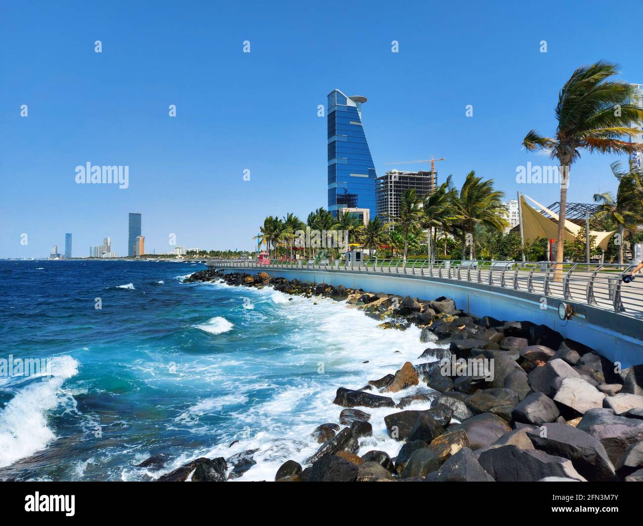 Jeddah, Arabia Saudita - 23 de abril de 2021: Hermosa vista de la playa de Jeddah - Corniche del Mar Rojo Foto de stock