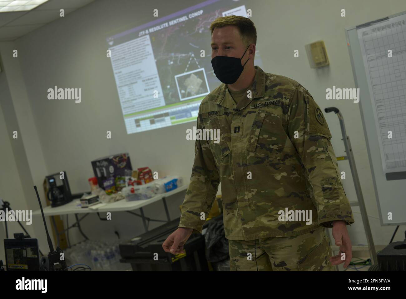 El capitán del ejército ESTADOUNIDENSE Alexander Snow habla con su equipo  en el centro de operaciones conjuntas. La Fuerza de Tarea Conjunta del  Comando Sur de los Estados Unidos Bravo realizó operaciones