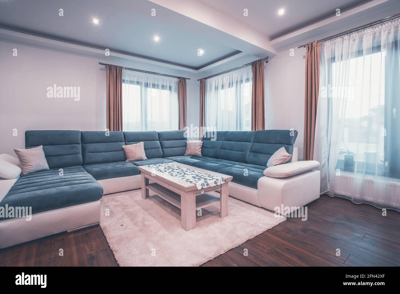 Interior de sala de estar moderno - foto de gran angular Fotografía de  stock - Alamy