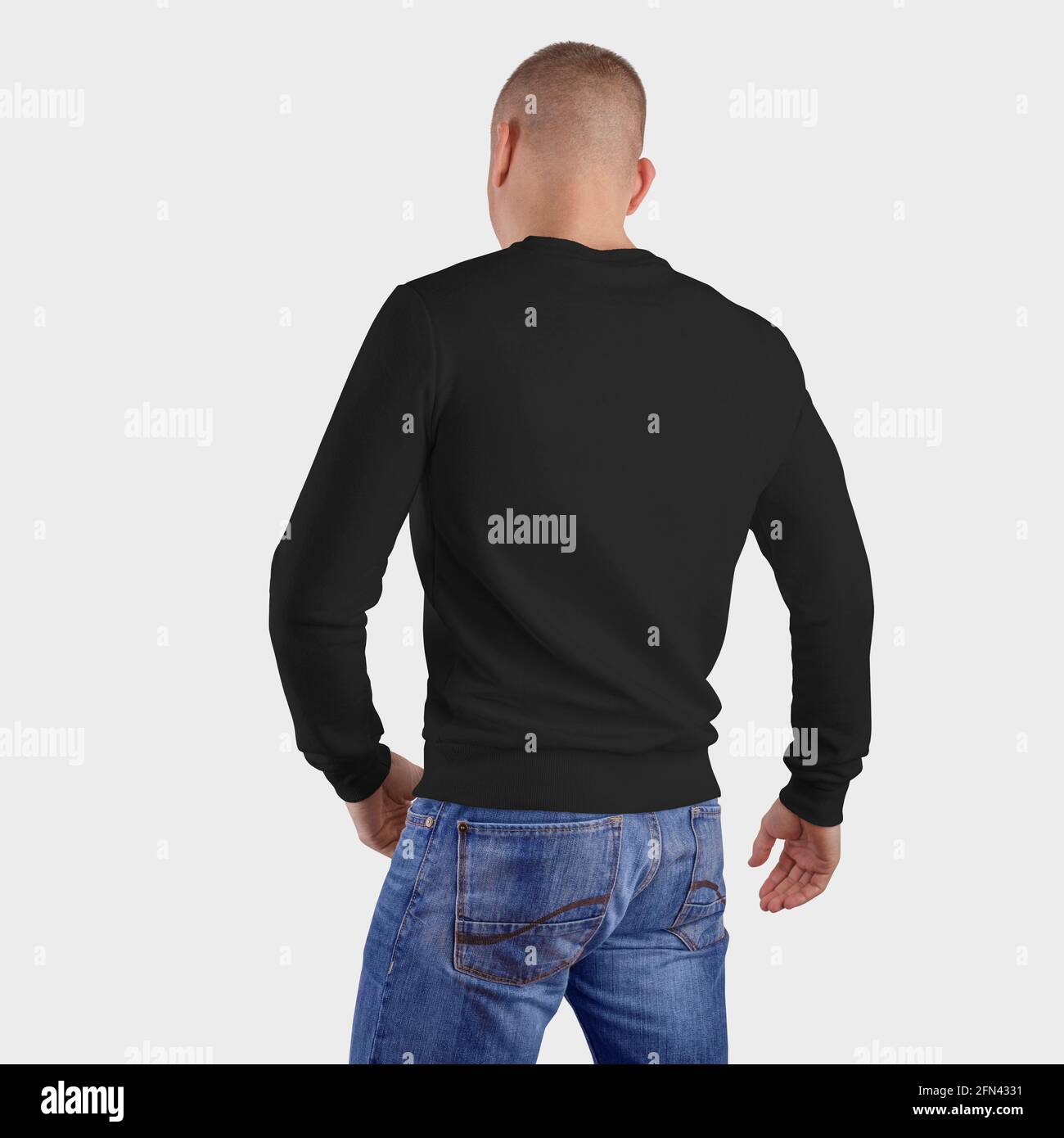 Una sudadera blanca en blanco sobre un hombre deportivo con jeans azules,  sobre un fondo. Plantilla de ropa para presentación de diseño e impresión.  Textil informal Fotografía de stock - Alamy