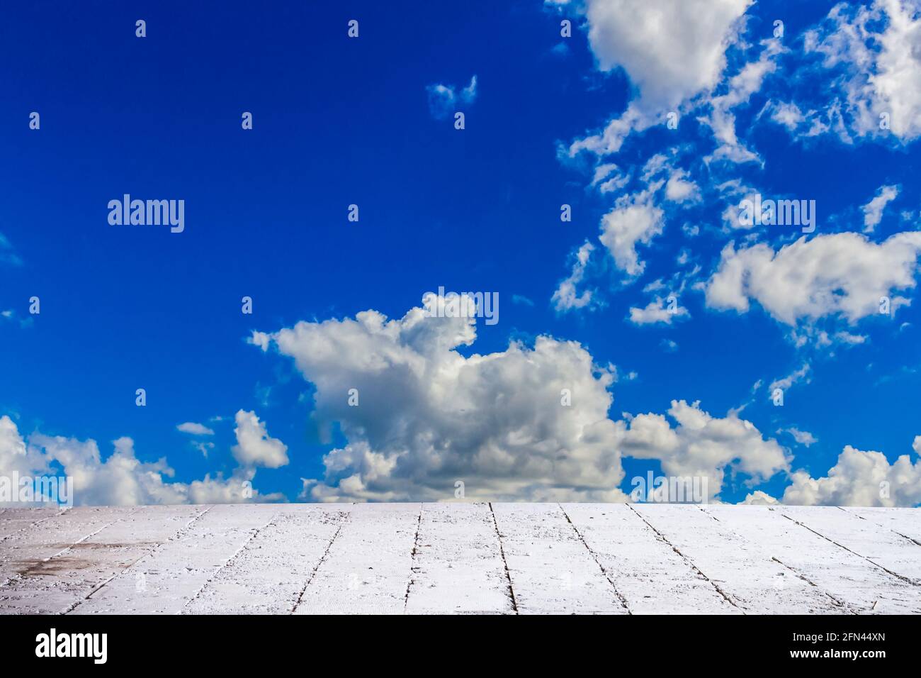 Espectacular nubosidad en día de verano, masa de nube lenta en el aire suelo de cemento Fotografía de stock - Alamy