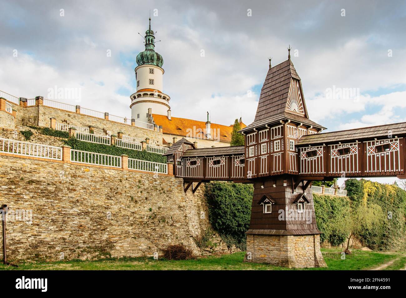 Antiguo puente de madera tallada Jurkovic con encantadora torre del castillo en Nove Mesto nad Matuji, perla de Bohemia oriental, República Checa.Renacimiento checo Foto de stock
