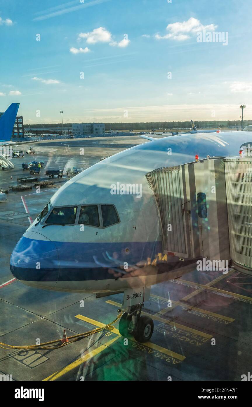 Avión de pasajeros en el puente de embarque de pasajeros de la terminal En Frankfurt Foto de stock