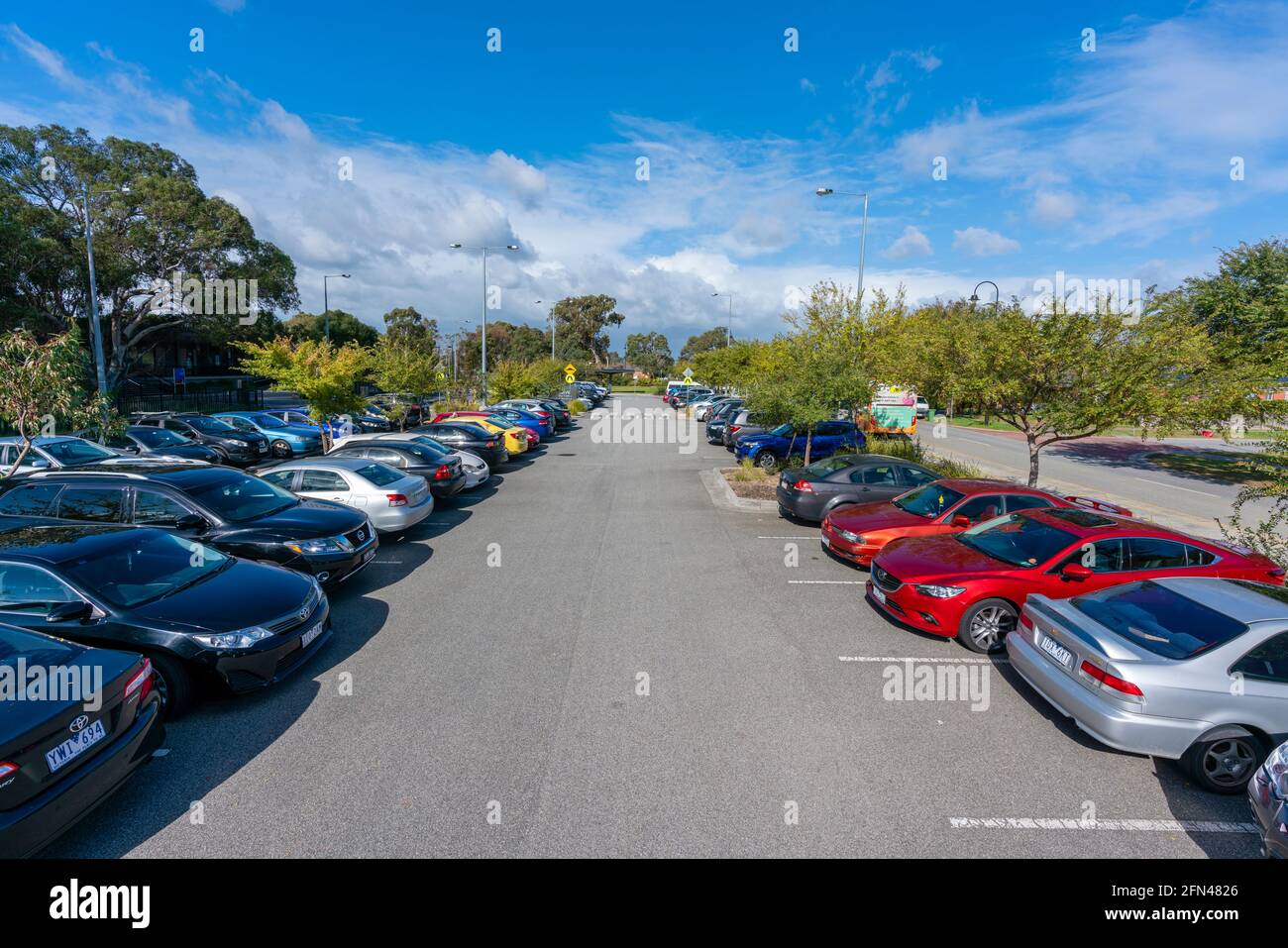 Vista del aparcamiento completo en la estación de tren Lyndhurst en Melbourne, Australia Foto de stock
