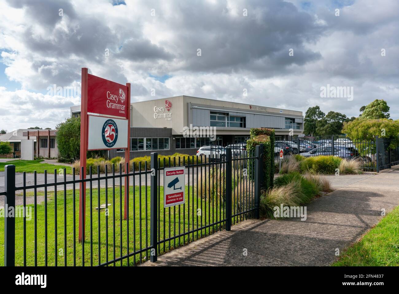 Vista externa de la Escuela Casey Grammar en un suburbio exterior de Melbourne, Australia Foto de stock