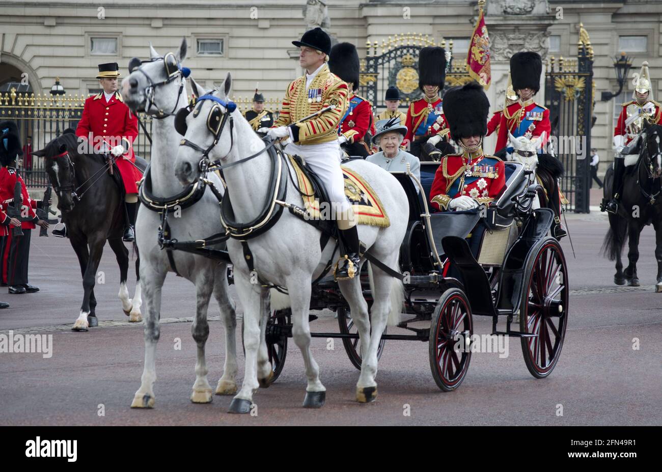 Reina Isabel II Duque de Edimburgo (uniforme militar) en Carriage Abierto acompañado por el Príncipe Carlos Guillermo y el Príncipe Eduardo Duque de Kent Foto de stock