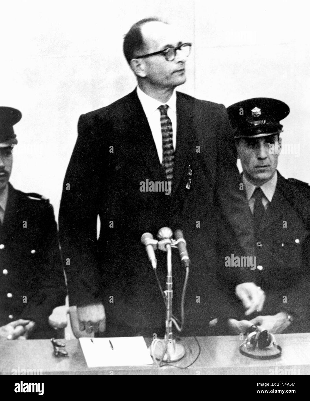 Eichmann, Adolf, 19.3.1906 - 1,6.1962, oficial alemán de las SS, a mitad de largo, Durante el juicio de Eichmann, Israel, 2,4.- 15.12.1961, en el tribunal, SÓLO USO EDITORIAL Foto de stock