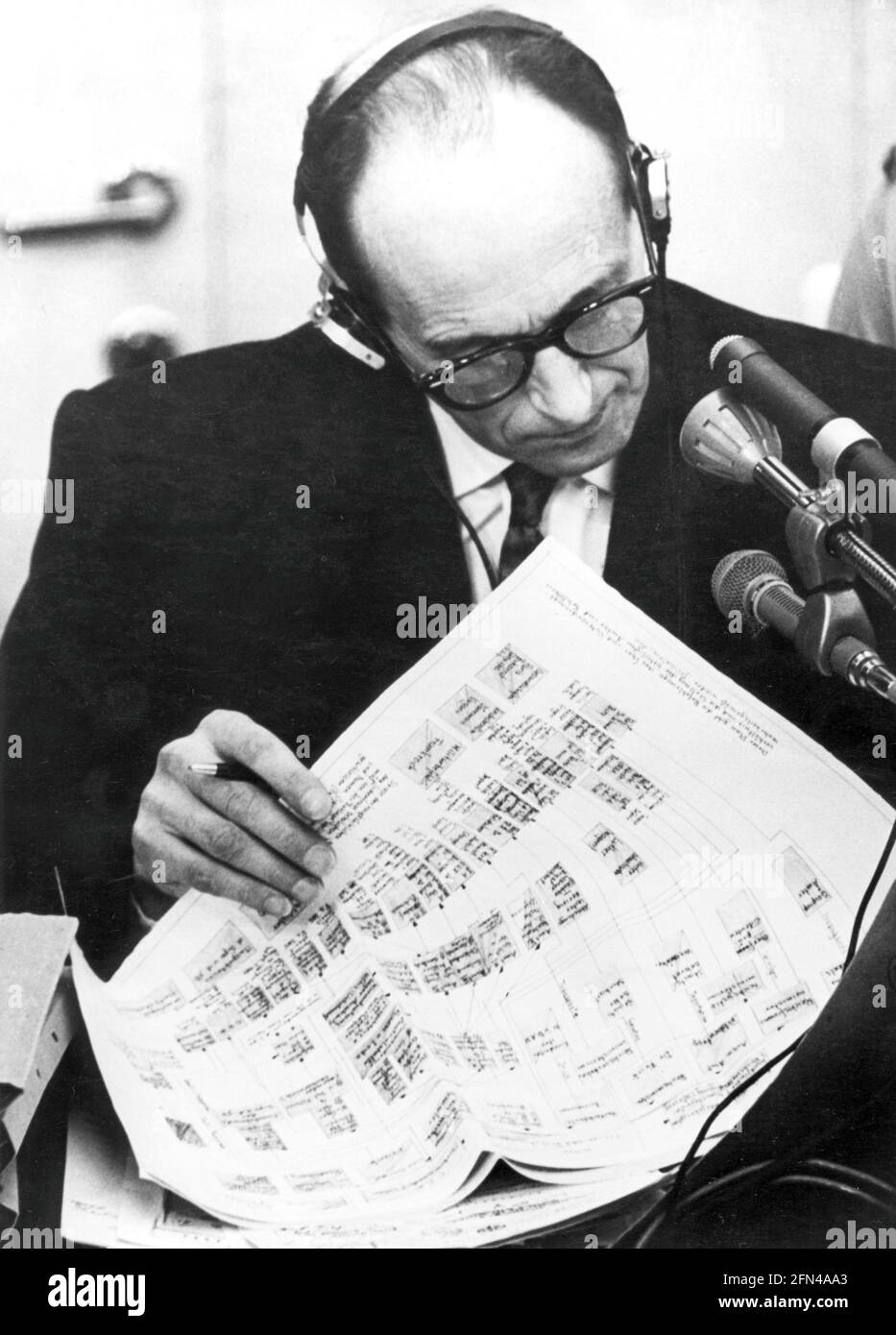 Eichmann, Adolf, 19.3.1906 - 1,6.1962, oficial alemán de las SS, a mitad de largo, Durante el Juicio Eichmann, 2,4.- 15.12.1961, Israel, 30,6.1961, USO EDITORIAL SOLAMENTE Foto de stock