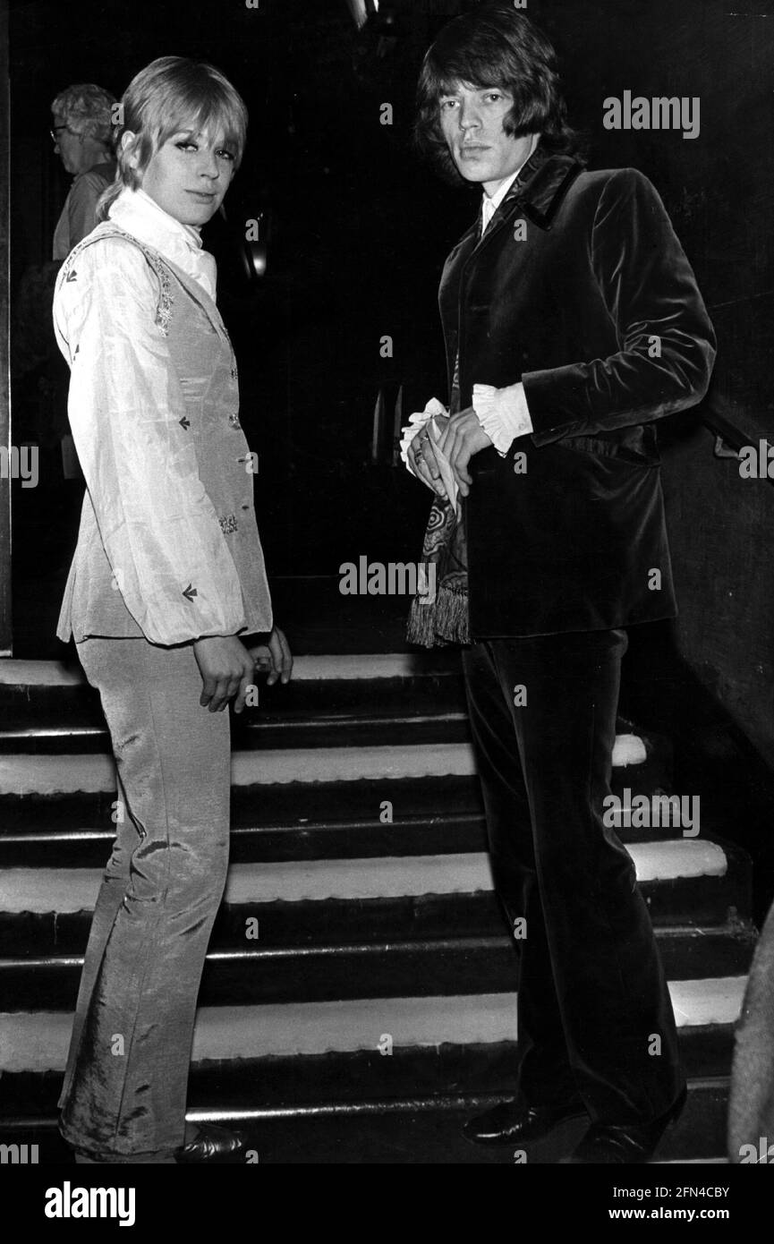 Jagger, Mick, * 26,7.1943, músico británico, con Marianne Faithfull, LONGITUD COMPLETA, 1968, DERECHOS ADICIONALES-AUTORIZACIÓN-INFORMACIÓN-NO DISPONIBLE Foto de stock