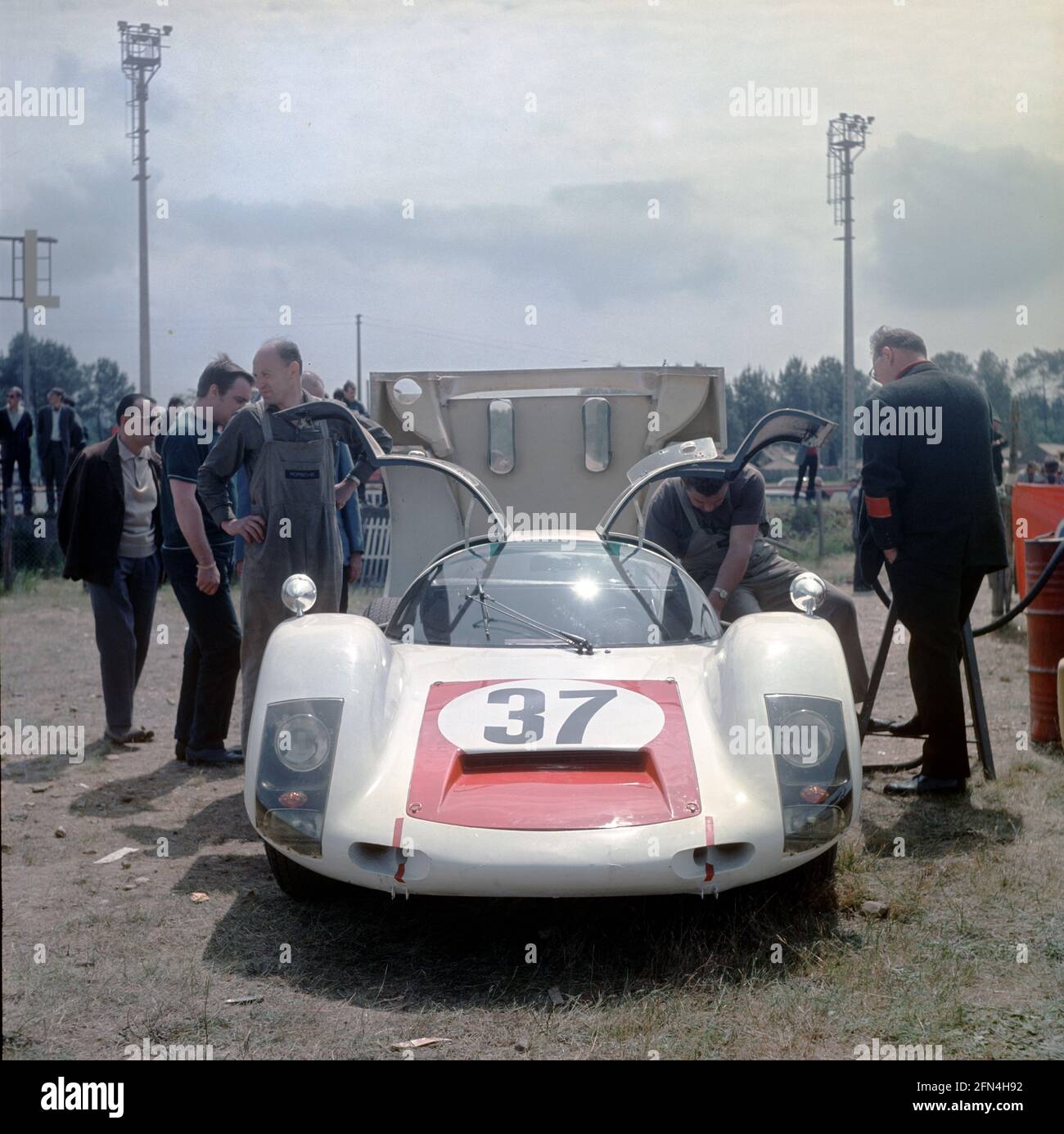 El Porsche 906 de Vic Elford - Ben Pon durante el escrutinio para la carrera  de 24 horas Le Mans 1967 Fotografía de stock - Alamy