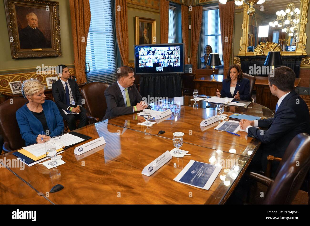 La Secretaria de Energía de los Estados Unidos Jennifer Granholm, la Secretaria de Trabajo de los Estados Unidos Marty Walsh y el Secretario de Transporte de los Estados Unidos Pete Buttigieg escuchan mientras la Vicepresidenta Kamala Harris hace declaraciones durante la Reunión Inaugural del Grupo de Trabajo de Organización y Empoderamiento de los Trabajadores en la Oficina Ceremonial de los Vicepresidentes el jueves 13 de mayo, 2021. El Grupo de Trabajo se formó para movilizar las políticas y programas del gobierno federal para proporcionar a los trabajadores del sector privado, así como a los gobiernos federales, estatales y locales, mayores oportunidades de organizarse y negociar colectivamente con su empleador Foto de stock