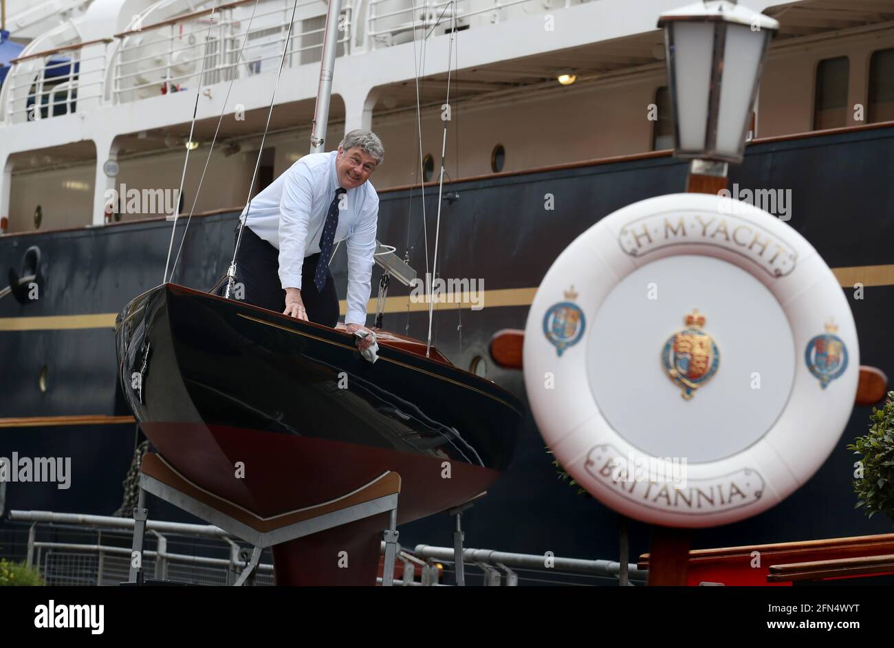 David Heritage pulir el casco después de que pasó 18 meses restaurando el  yate real de vela, Bluebottle que se une a la flota histórica en el Royal  Yacht Britannia de la