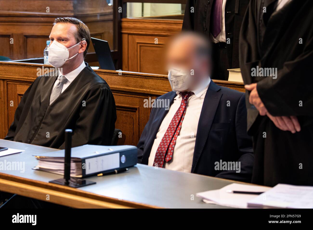 Berlín, Alemania. 14th de mayo de 2021. Uno de los acusados (r) se sienta  con abogados en la sala del tribunal al comienzo del juicio. Se alega que  los cuatro acusados han