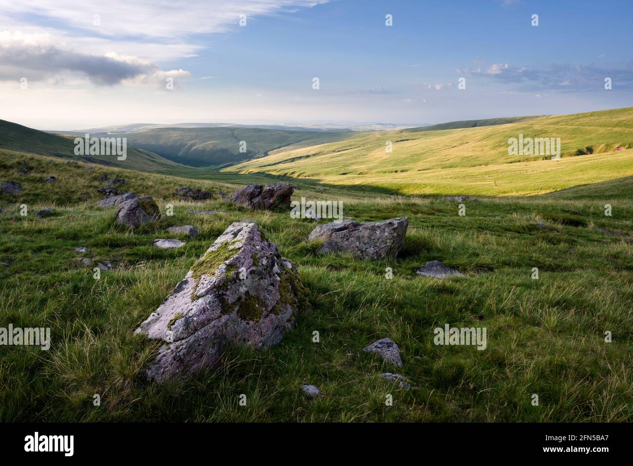 El valle de Sawdde en el Parque Nacional Brecon Beacons, Carmarthenshire, Gales del Sur. Foto de stock