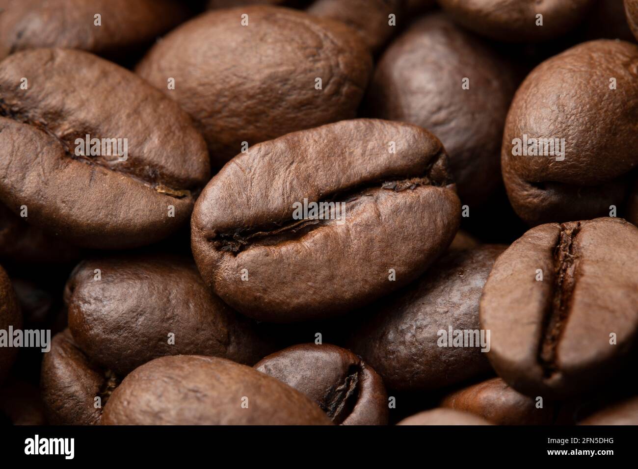 Café tostado café granos de café cerrar todo el marco como un antecedentes Foto de stock