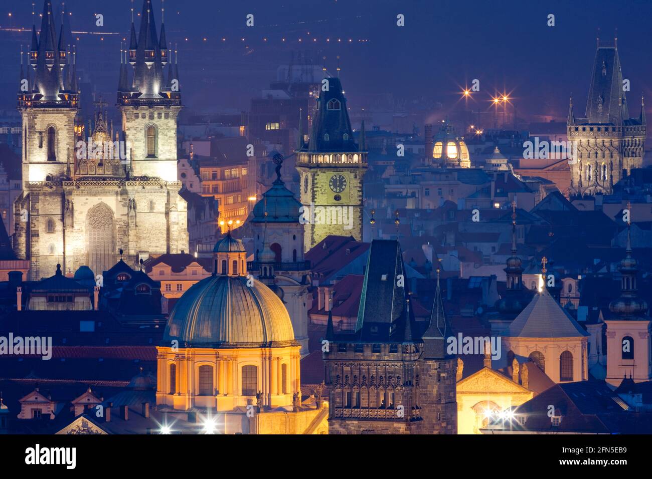 Praga, República Checa - Spires e iglesias del casco antiguo al atardecer. Foto de stock