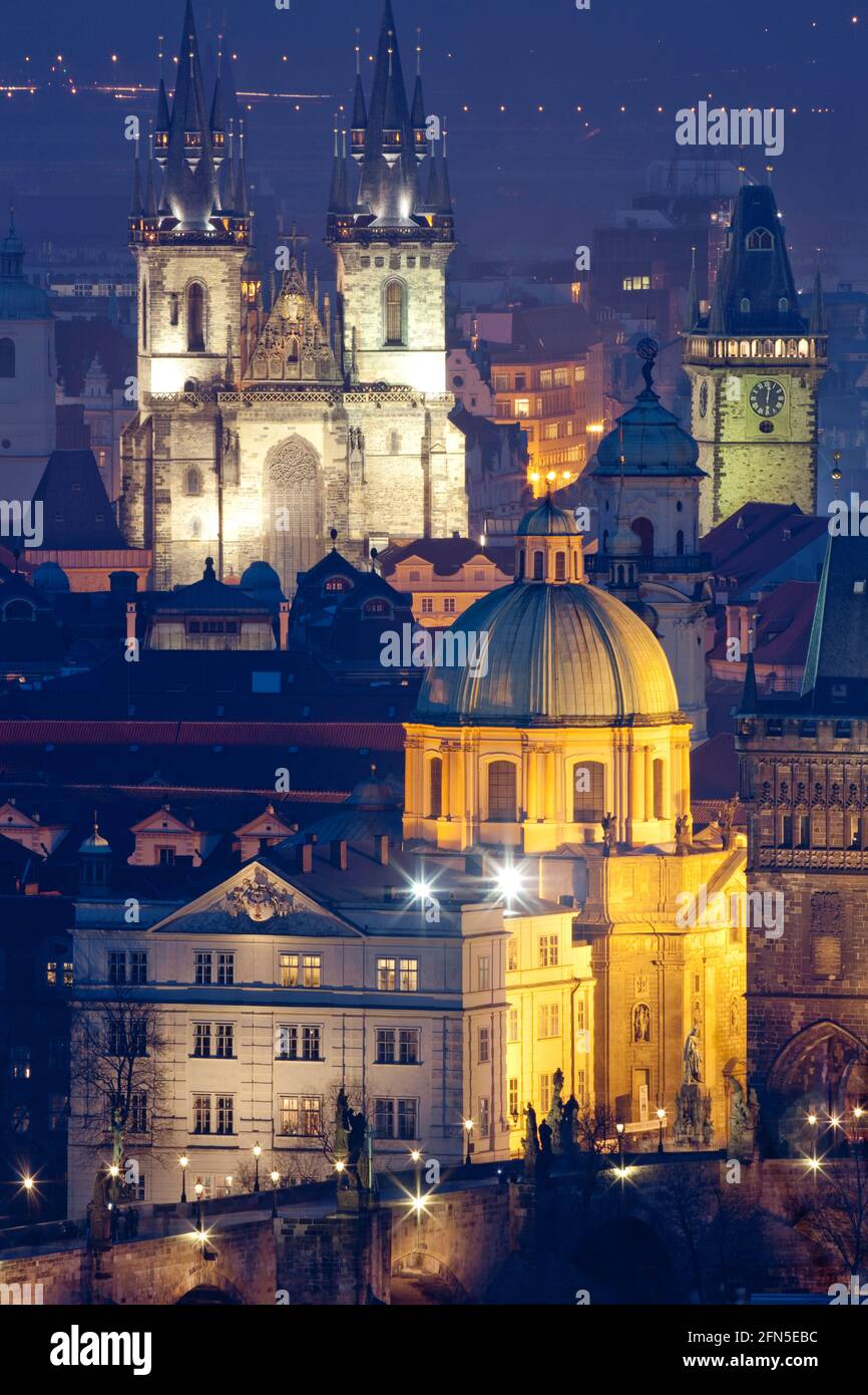 Praga, República Checa - Spires e iglesias del casco antiguo al atardecer. Foto de stock