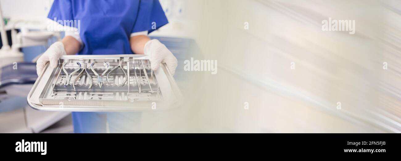 Composición de la sección media de la bandeja de sujeción de la enfermera dental con herramientas con senderos de luz borrosa Foto de stock