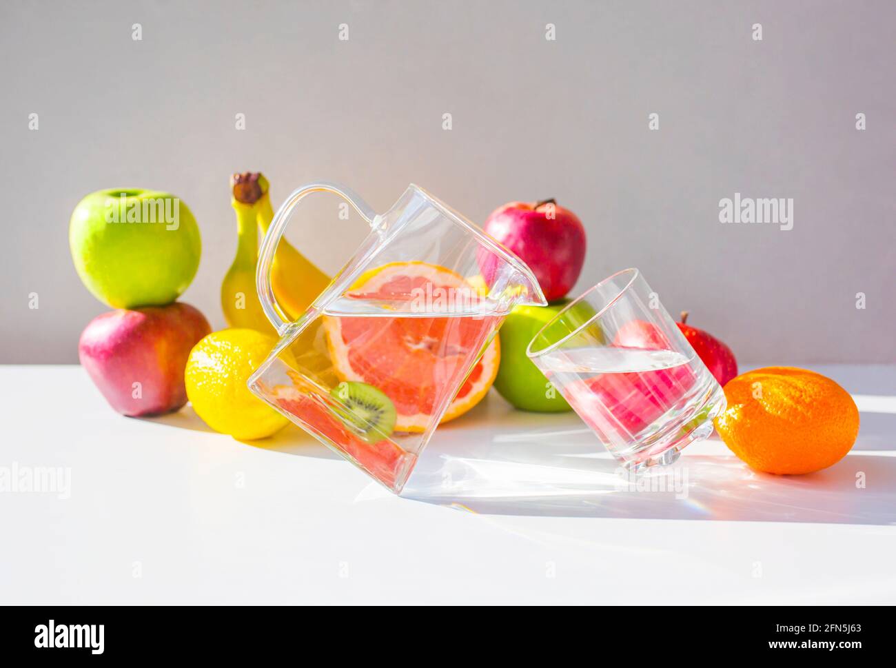 Jarra de agua con rodajas de naranja en la mesa Fotografía de stock - Alamy