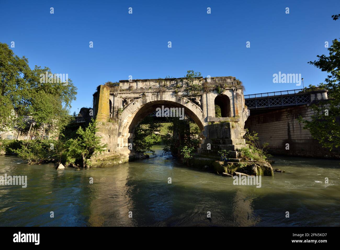 Italia, Roma, río Tíber, ponte rotto (puente roto), Pons aemilius, antiguo puente romano Foto de stock