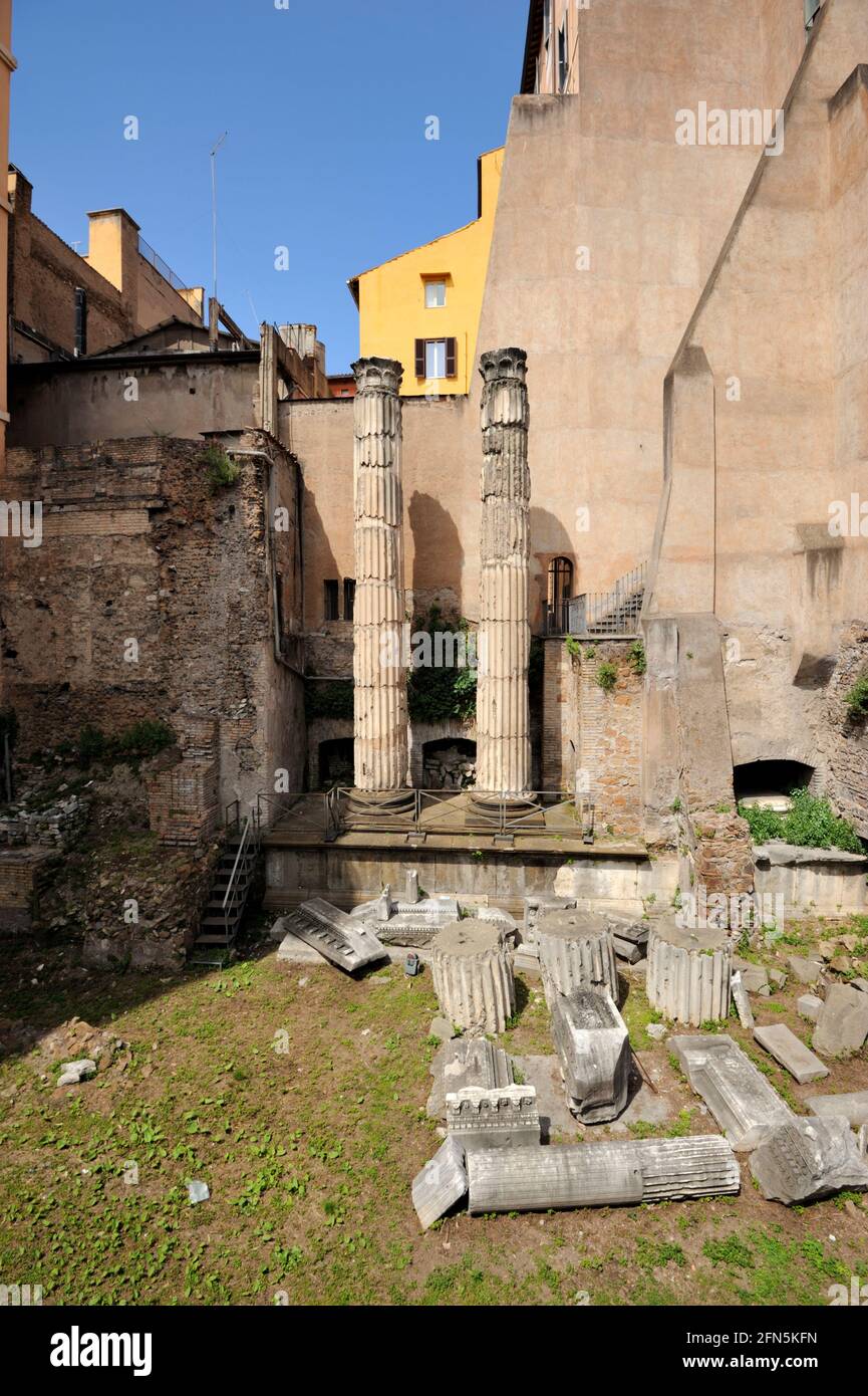 Italia, Roma, Via delle Botteghe Oscure, columnas romanas del Templo de las Ninfas Foto de stock