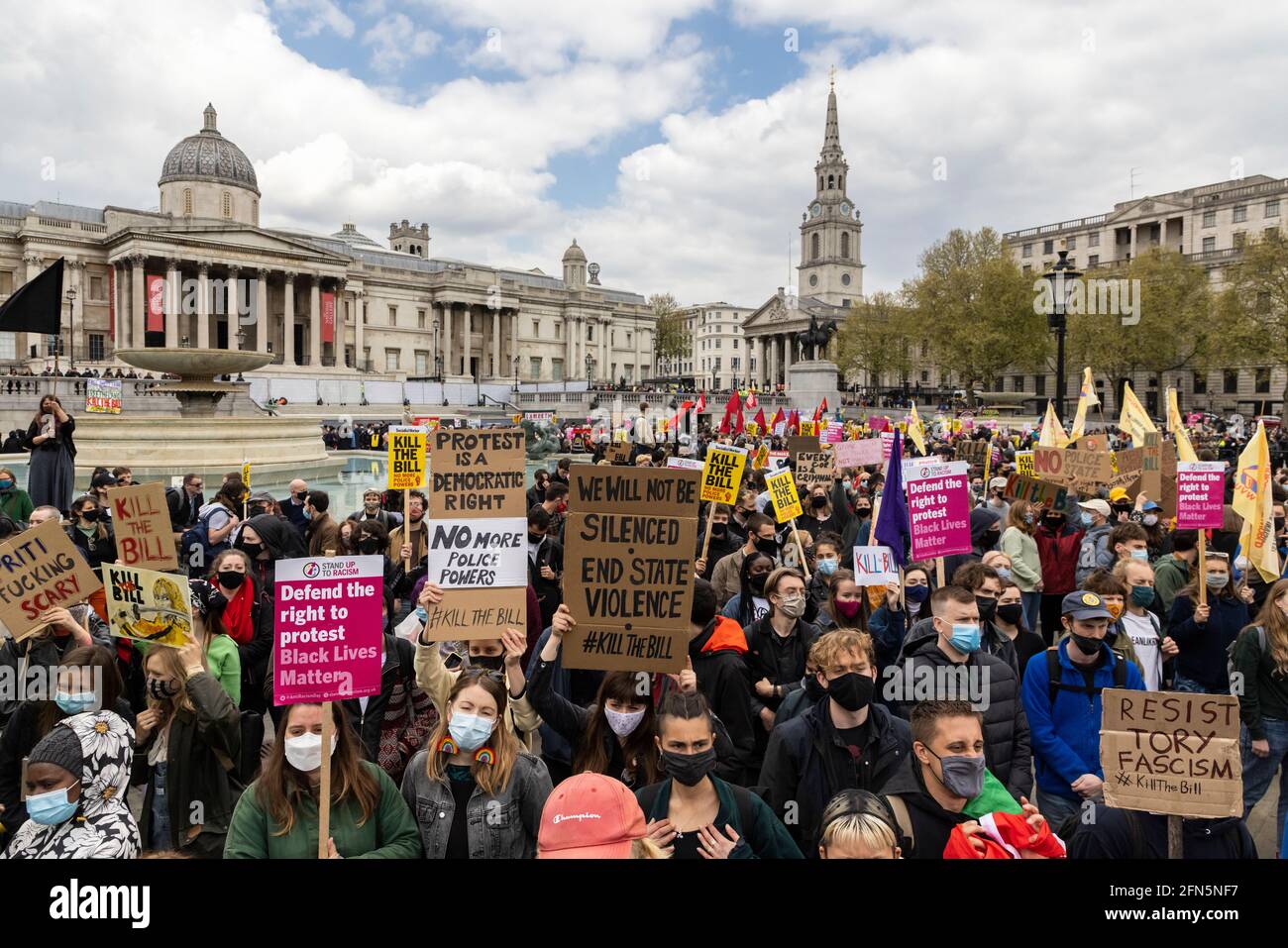 Multitud en Trafalgar Square durante la protesta de 'Kill the Bill' contra el nuevo proyecto de ley policial, Londres, 1 de mayo de 2021 Foto de stock