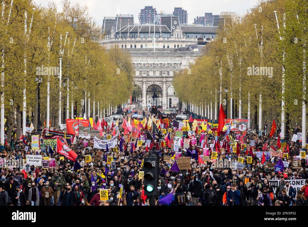 Una gran multitud de manifestantes marchando durante la protesta 'Kill the Bill' contra el nuevo proyecto de ley policial, Londres, 1 de mayo de 2021 Foto de stock