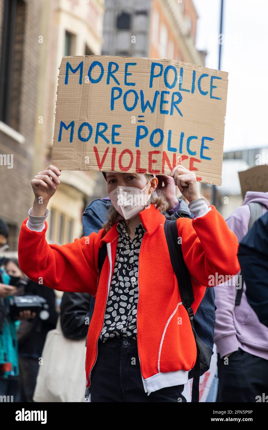 Retrato de un manifestante que sostiene un cartel durante la protesta 'Kill the Bill' contra un nuevo proyecto de ley policial, Londres, 1 de mayo de 2021 Foto de stock