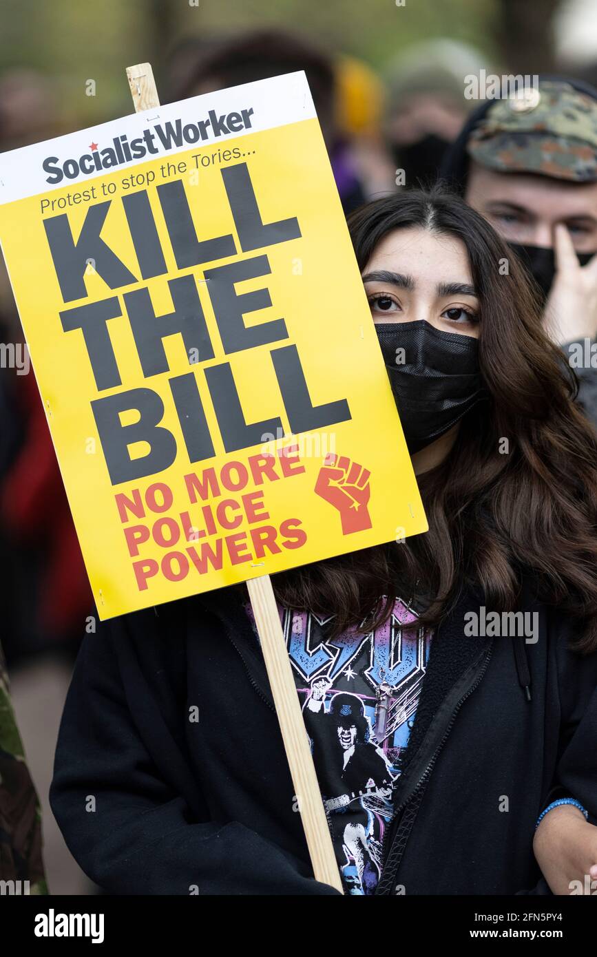 Retrato de una mujer manifestante con letrero en la protesta 'Kill the Bill' contra un nuevo proyecto de ley policial, Londres, 1 de mayo de 2021 Foto de stock