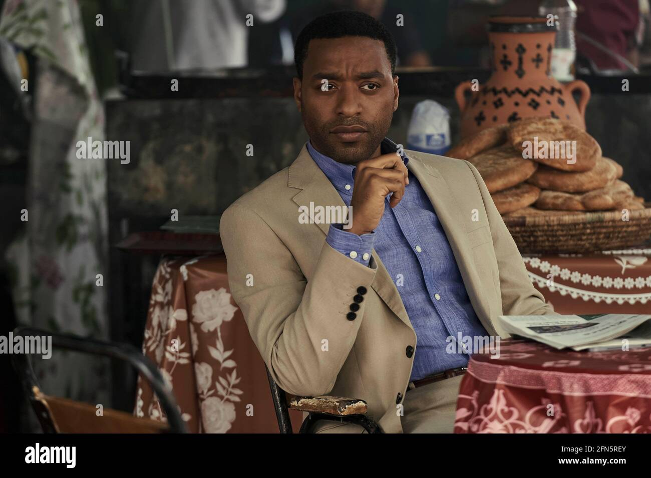 The Old Guard (película de 2020), protagonizada por Chiwetel Ejiofor como James Copley Foto de stock