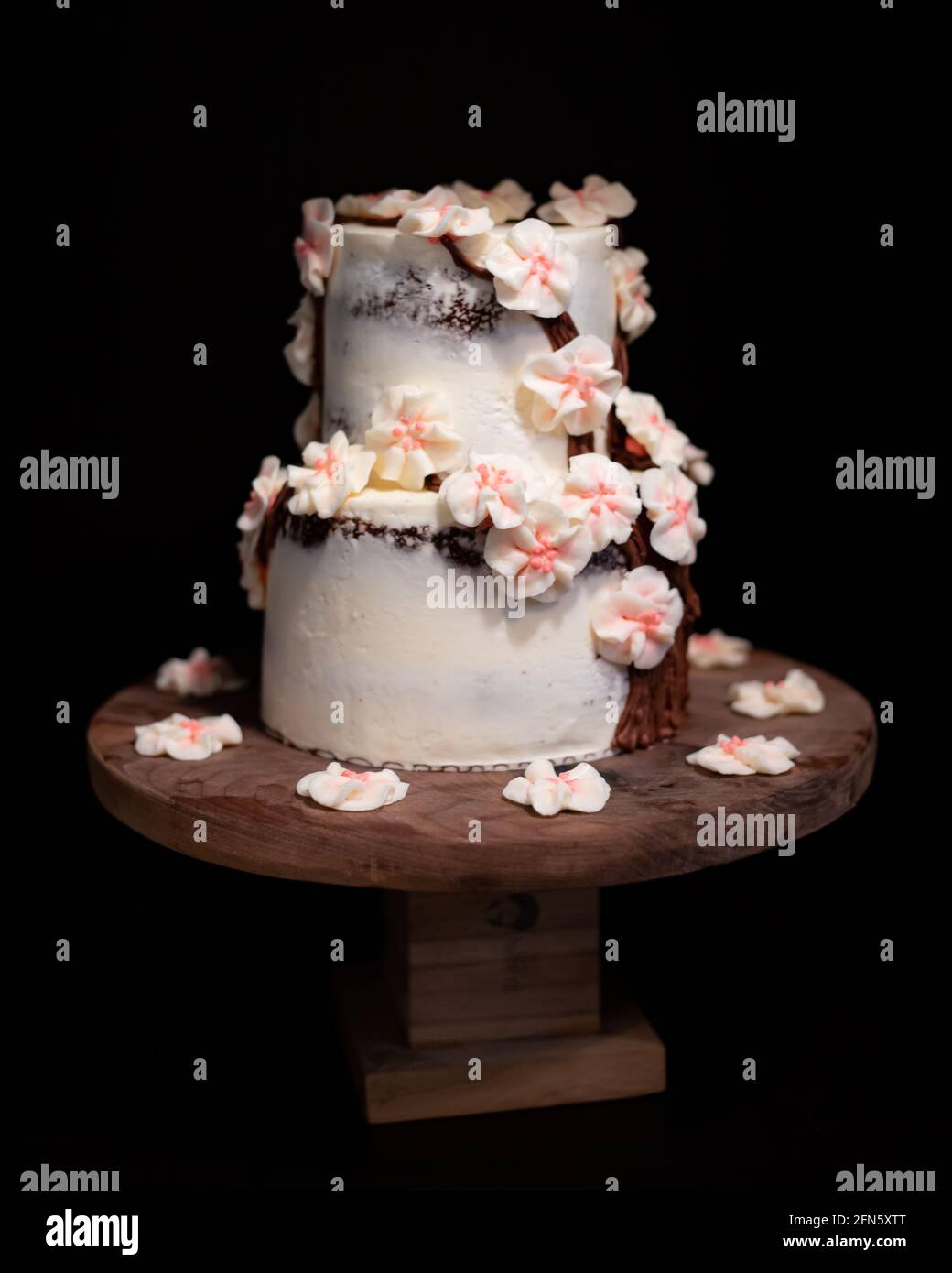 Pastel de boda con flor de cerezo en soporte para tortas de nogal  Fotografía de stock - Alamy