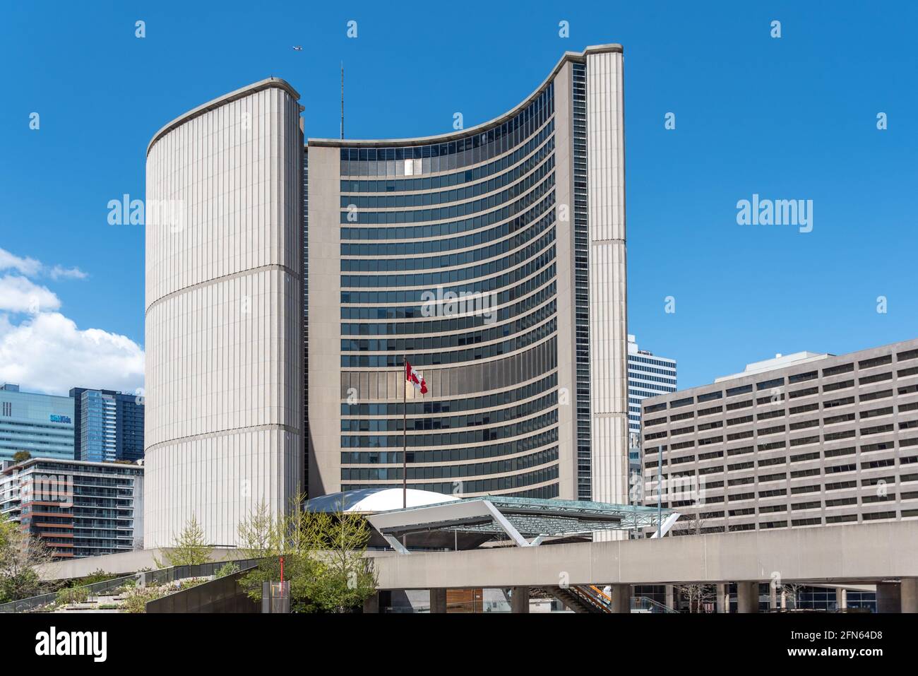 Ángulo inusual del nuevo ayuntamiento de Toronto en la plaza Nathan Phillips, Canadá Foto de stock