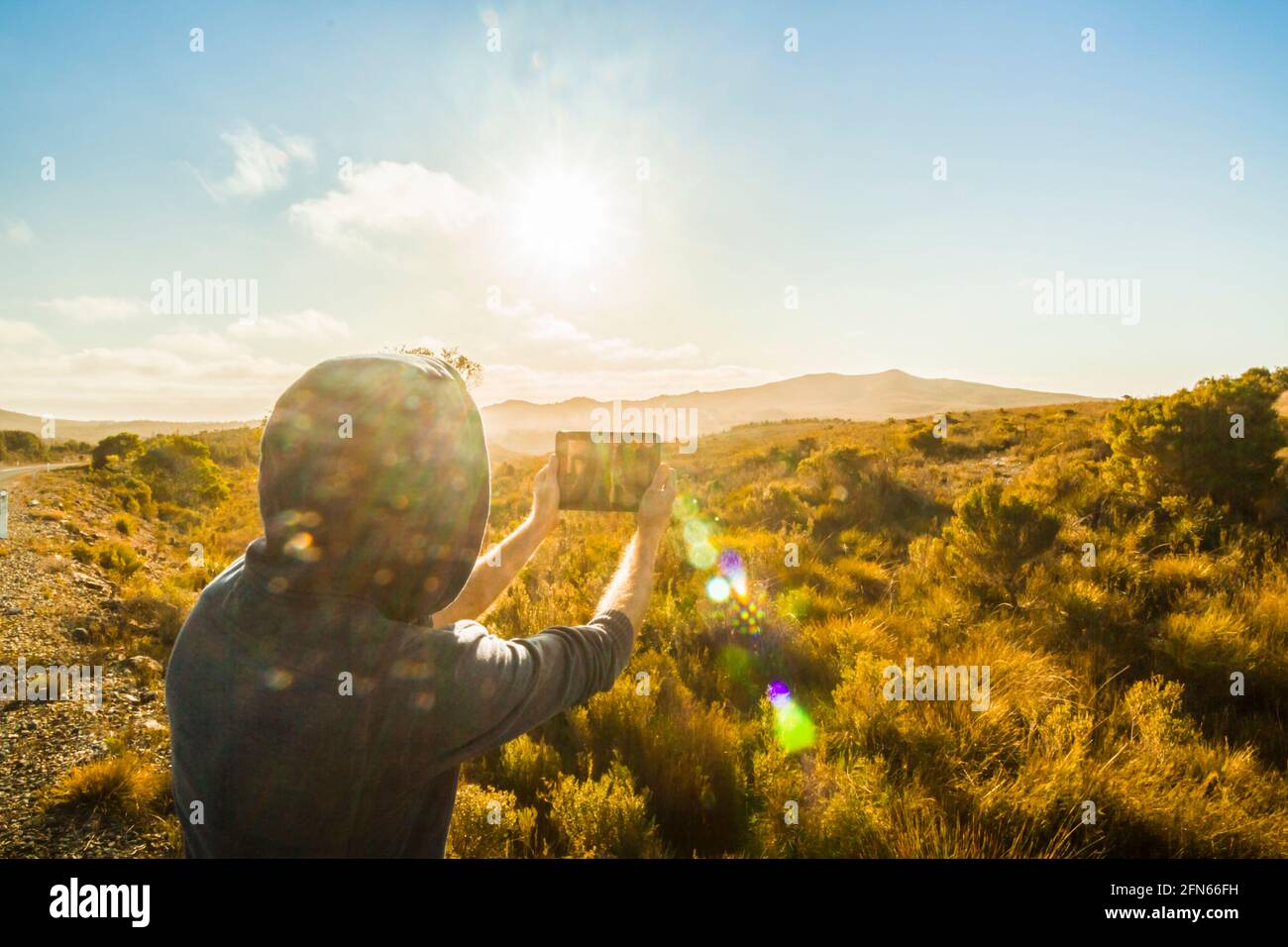 Fotografía de estilo de vida en viaje en un turista fotografiando el salvaje oeste de Tasmania con un tablet. Tullah, Australia Foto de stock