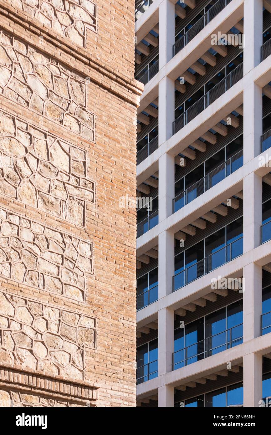 Imagen dividida vertical en contraste con el edificio moderno y antiguo de Valencia, España. Concepto de arquitectura Foto de stock