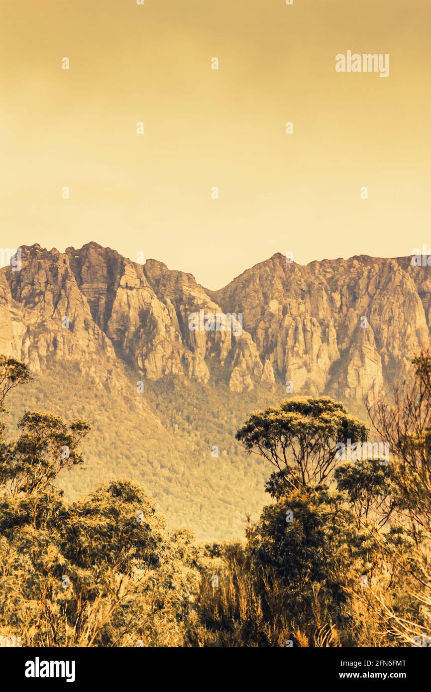 Rusic paisaje antiguo del Outback de una vista de montaña de Tasmania desde Un árbol claro del Monte Read situado en el robusto costa oeste de la ciudad Foto de stock
