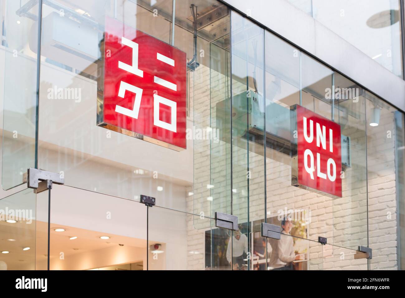 Uniqlo Fashion Shop Red Logo Shop Tienda Firma Fotografía de stock - Alamy