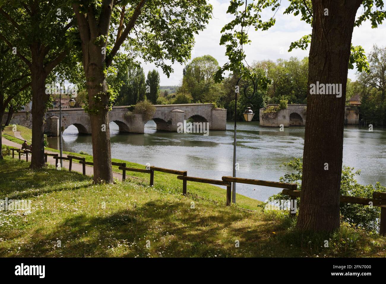 El Puente Viejo en Limay, Yvelines, Francia Foto de stock