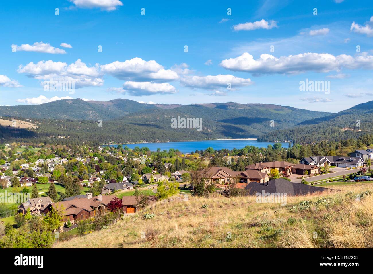 Vista desde una subdivisión de lujo del lago y la ciudad de Liberty Lake, Washington, un suburbio rural de Spokane, Washington, Estados Unidos Foto de stock