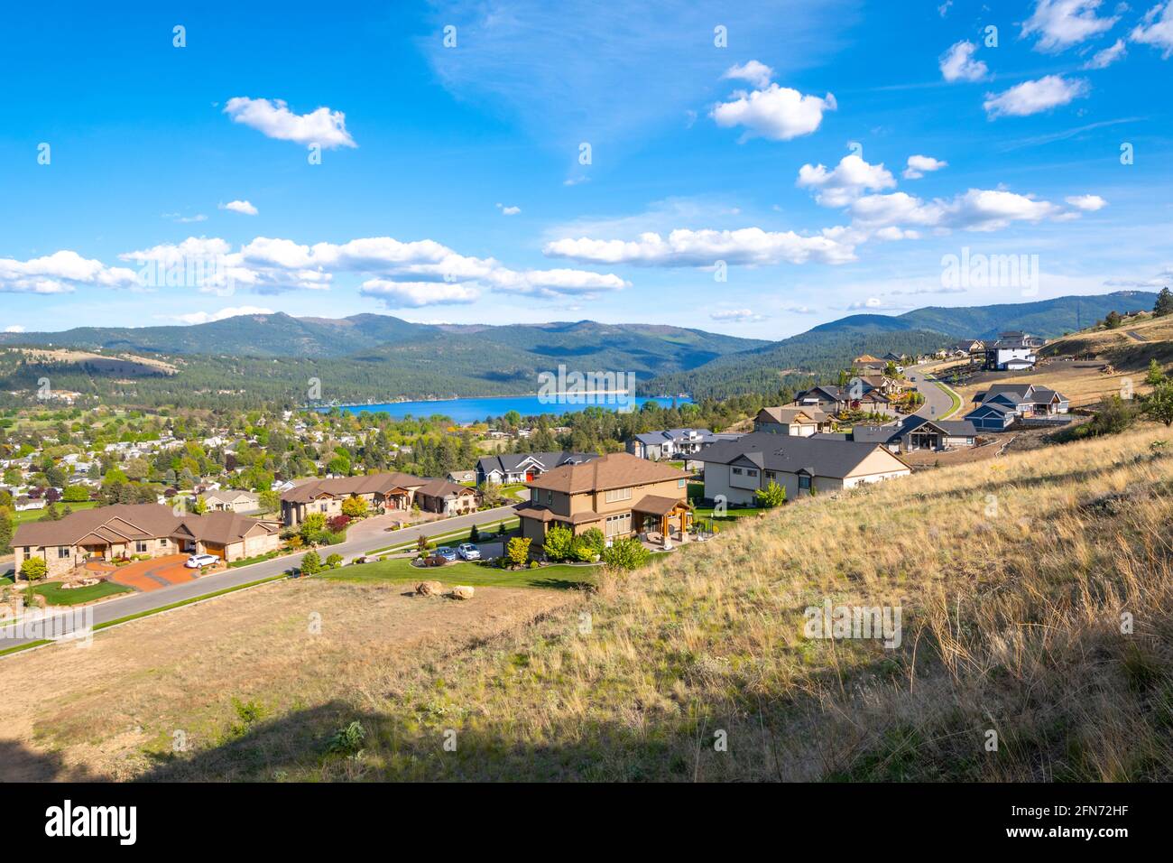 Vista desde una subdivisión de lujo del lago y la ciudad de Liberty Lake, Washington, un suburbio rural de Spokane, Washington, Estados Unidos Foto de stock