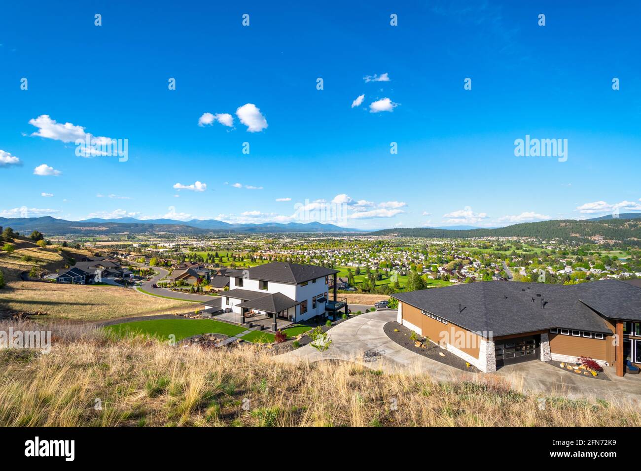 Las casas de lujo en la cima de la colina tienen vistas a las ciudades de Liberty Lake, Spokane Valley y Newman Lake, Washington, Estados Unidos Foto de stock