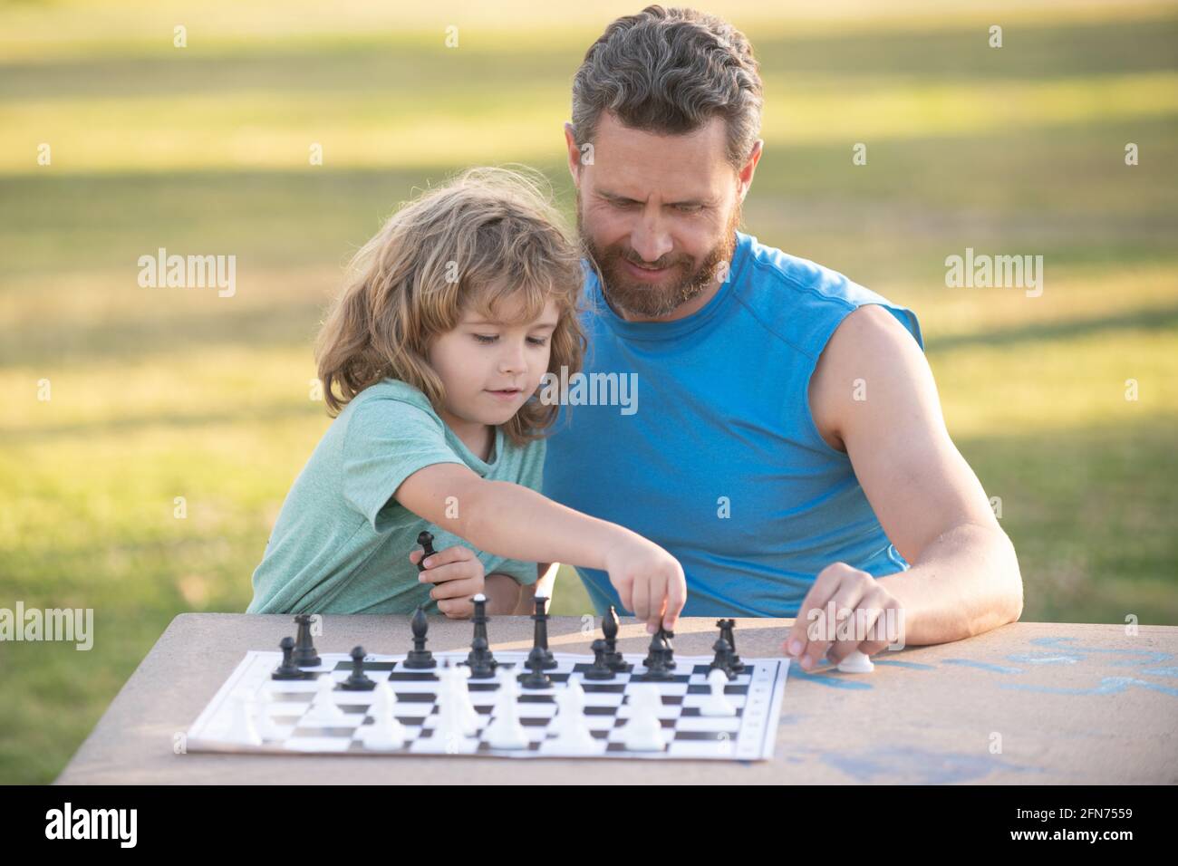 Niño jugar ajedrez. Padre e hijo jugando al ajedrez. Día de los Padres,  familia amorosa, paternidad, concepto de infancia Fotografía de stock -  Alamy