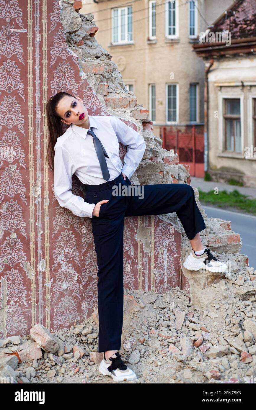 Moda callejera. Estilo urbano mujer con estilo. de moda. Modelo femenino moda ciudad. Sport traje de vestir Fotografía de stock - Alamy