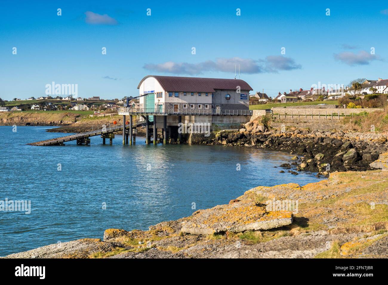 Estación de botes salvavidas en Moelfre, en la costa este de Anglesey, Gales del Norte. Foto de stock