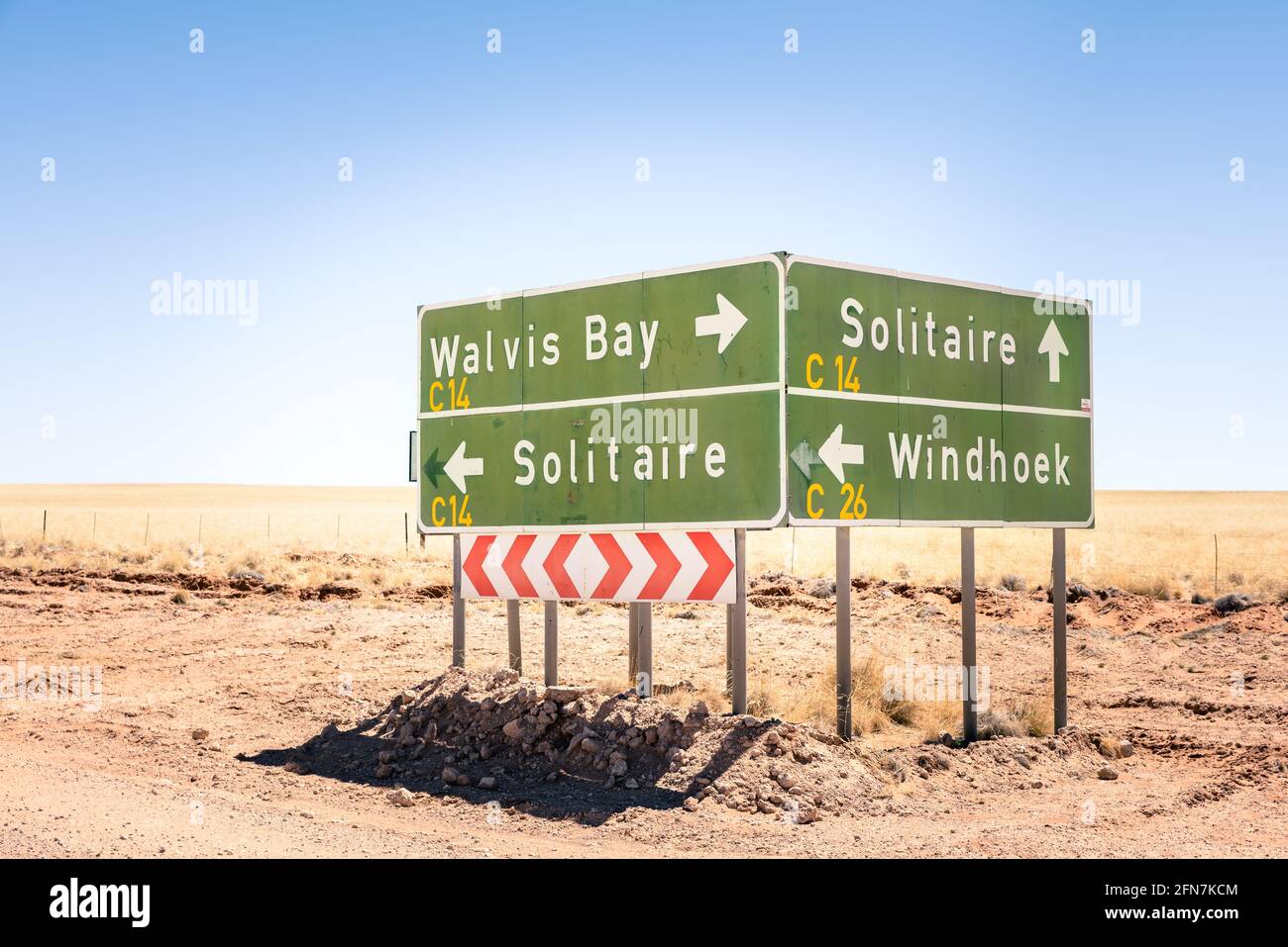Señalización de múltiples carreteras en Namibia - Walvis Bay - Solitaire - Windhoek - Calles del desierto a destinos turísticos exclusivos Foto de stock