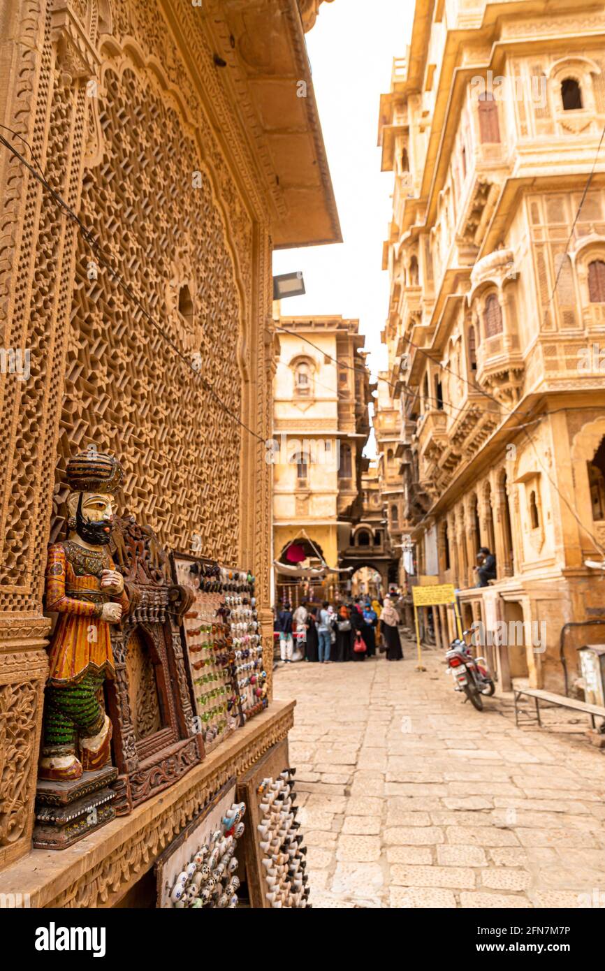 tradicionalmente rajasthani títere en las calles de jaisalmer cerca de patwa haweli. Foto de stock